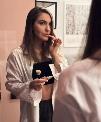 Я небесная красотка с опытом, которая с легкостью удовлетворит твои потребности. Умение принести мужчине настоящее удовольствие - мое специальное качество. 😏
💄 Мои услуги включают широкий спектр возможностей: классический секс, оральный секс, эротический массаж и многое другое. Позволь себе быть счастливым вместе со мной! 👄
📸 А если хочешь убедиться во всей моей красоте, то не забудь заглянуть в мое фото портфолио. Каждое моё фото настоящая порция страсти и соблазна! 🔥
🌃 Я живу в самом сердце Москвы, города, полного возможностей и развлечений. Встречи со мной пройдут абсолютно конфиденциально и безопасно.
💬 Мои клиенты называют меня настоящей горячей и стильной красавицей! Мои отзывы говорят сами за себя - я гарантирую тебе идеальные моменты наслаждения и удовлетворения.
🔞 Не теряй время зря, позвони мне прямо сейчас и твоя жизнь наполнится незабываемыми эмоциями! 💥 Регина